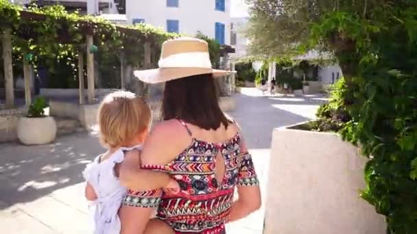 Mamma Med Ett Barn Famnen Går Längs Vägen Till Pergolan — Stockvideo