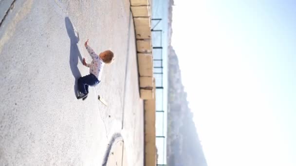 Little Girl Crawls Concrete Platform Stone Curbs Seashore High Quality — Stockvideo