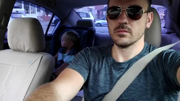 Μπαμπάς Οδηγεί Ένα Αμάξι Ένα Κοριτσάκι Παιδικό Κάθισμα Στο Πίσω — Αρχείο Βίντεο