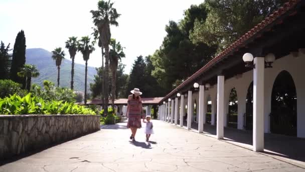 Mom Little Girl Walk Paved Path Park Long Pergola Holding — 비디오