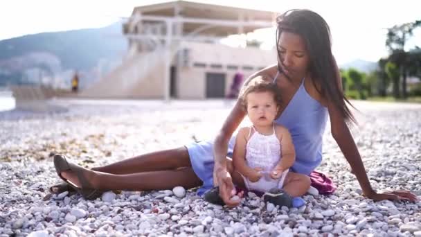 Anya Kislány Parton Ülnek Kavicsokat Válogatják Kiváló Minőségű Felvételek — Stock videók