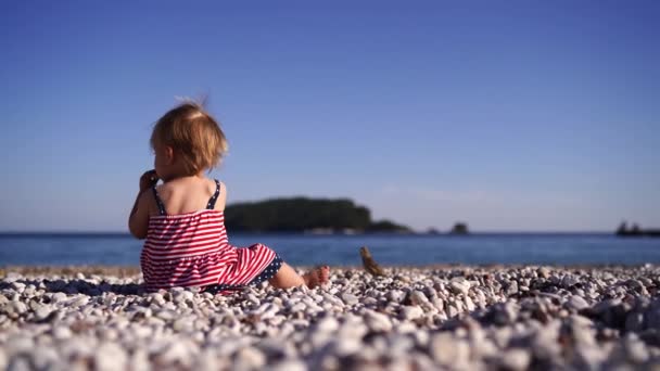 Little Girl Pancake Her Hand Gets Walks Pebble Beach High — Video