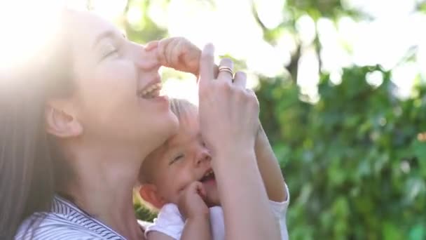 Nevető Anya Megcsókol Egy Kislányt Aki Orránál Fogva Ragadja Meg — Stock videók
