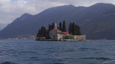 Aziz George adasındaki antik manastır. Perast, Karadağ. Yüksek kaliteli FullHD görüntüler