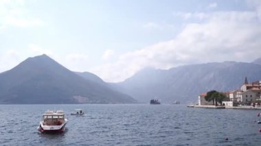 Gemiler Perast kıyısında demirli. Karadağ. Yüksek kaliteli FullHD görüntüler