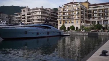 Özel yatların sayısı iskeleye demirli durumda. Porto, Karadağ. Yüksek kaliteli FullHD görüntüler