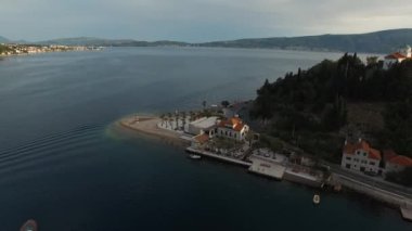 Özel bir plajı ve körfezdeki deniz fenerinin yanında iskelesi olan bir otel. Yüksek kalite 4k görüntü