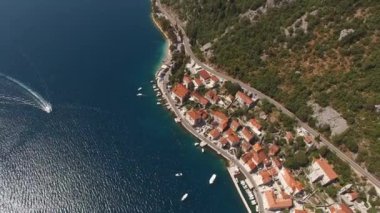Perast sahilinde eski evler ve Kotor Körfezi 'nde bir rıhtım var. Drone. Yüksek kalite 4k görüntü