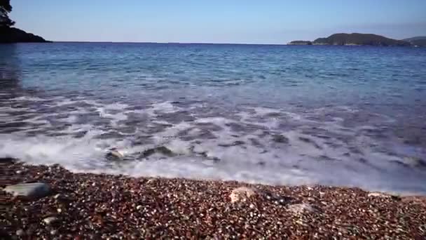 Sea Surf Rola Uma Praia Cascalho Com Pedras Coloridas Imagens — Vídeo de Stock