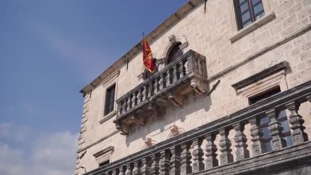 Флаг Черногории Развевается Флагштоке Над Балконом Старого Каменного Дома Высококачественные — стоковое видео