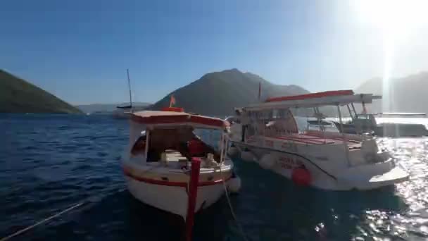 Barcos Con Cubiertas Balancean Sobre Las Olas Contra Telón Fondo — Vídeo de stock