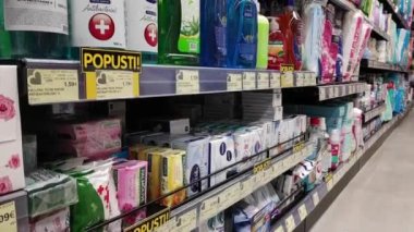 Süpermarkette çeşitli hijyen ürünleri olan raflar. Yüksek kaliteli FullHD görüntüler