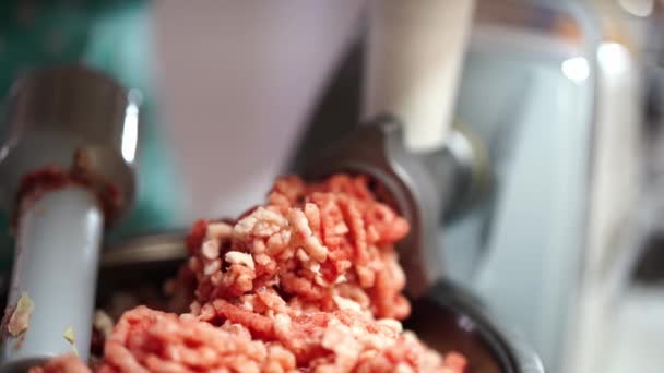 Minced Meat Meat Grinder Fills Bowl Top High Quality Footage — ストック動画