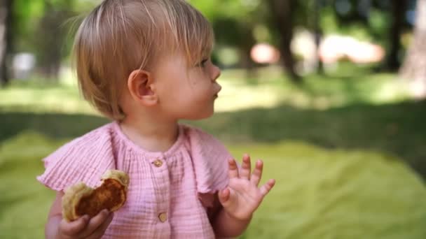 Egy Kislány Palacsintát Eszik Fejét Oldalra Fordítva Kiváló Minőségű Felvételek — Stock videók