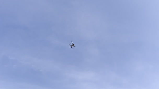 Viermotorige Drohne Schwebt Hoch Den Blauen Himmel Hochwertiges Fullhd Filmmaterial — Stockvideo