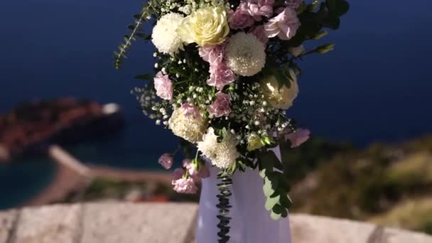 Fragment Svatebního Oblouku Květinami Bílou Látkou Stojící Hoře Nad Mořem — Stock video