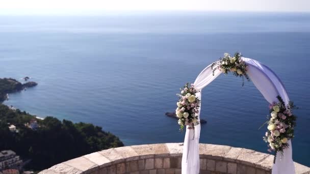 Γαμήλια Αψίδα Είναι Διακοσμημένη Λουλούδια Και Βρίσκεται Ένα Παρατηρητήριο Πάνω — Αρχείο Βίντεο