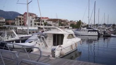 Porto açıklarında demirli yatlar. Karadağ. Yüksek kaliteli FullHD görüntüler