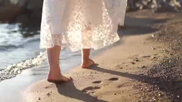 Girl White Dress Walks Barefoot Sandy Beach Spins High Quality — Vídeo de stock