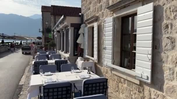 Laid Tables Stand Street Stone Building White Shutters High Quality — Stockvideo