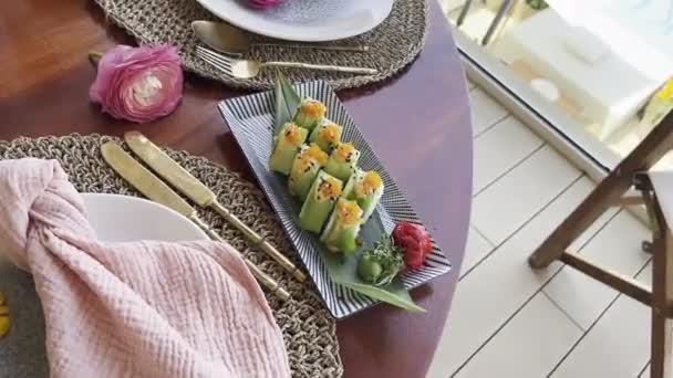Green Uramaki Set Lies Bamboo Leaf Plate Wasabi Ginger High — Wideo stockowe