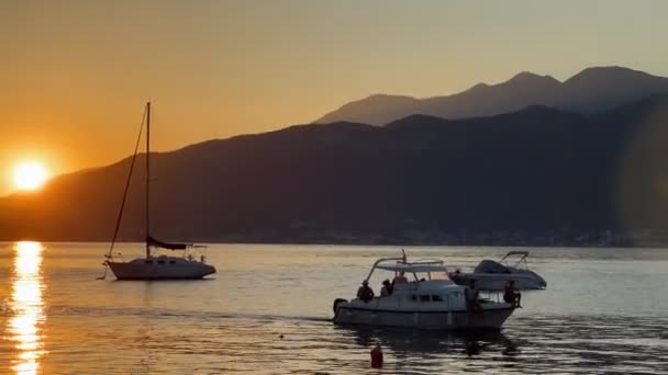 Barco Com Turistas Navega Passado Iates Ancorados Contra Pano Fundo — Vídeo de Stock