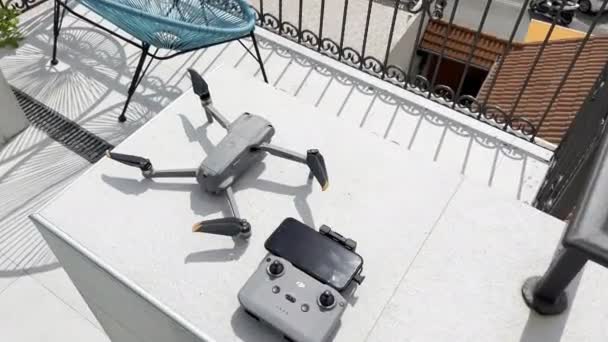 控制面板旁边的四引擎无人机躺在阳台上 高质量的4K镜头 — 图库视频影像