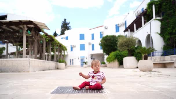 Criança Pequena Senta Uma Grade Esgoto Quintal Escolhe Com Dedos — Vídeo de Stock