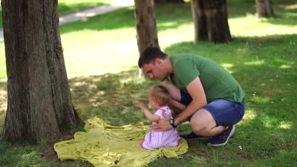 Papà Consola Una Bambina Che Piange Prende Tra Braccia Filmati — Video Stock
