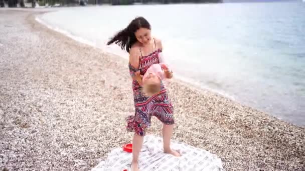 Mom Sways Little Girl Her Arms While Standing Pebble Beach — Video