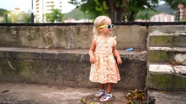Little Girl Sunglasses Turns Steps Park High Quality Footage — Stok video