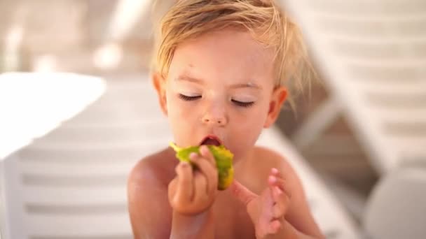 Little Girl Sits Sun Lounger Eats Ripe Fruit High Quality — Stok video