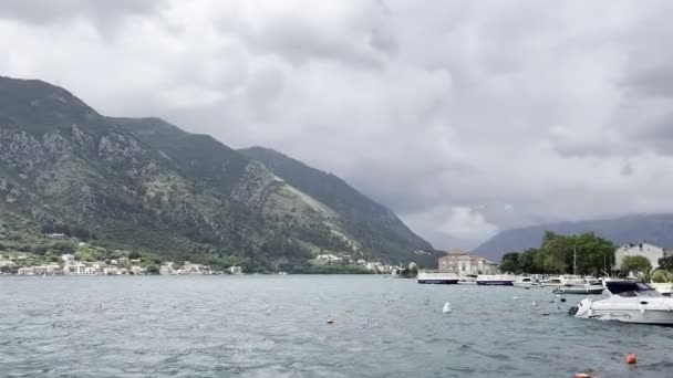 Moored Boats Sway Waves Shore Backdrop Green Mountains High Quality — Stok Video