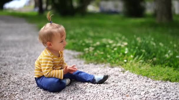 Little Girl Sits Gravel Path Garden Wiggles Her Fingers High — Stock videók