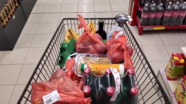 İçinde çeşitli ürünler olan bir tramvay süpermarketten geçiyor. Yüksek kaliteli FullHD görüntüler