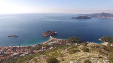 Gelin ve damat Sveti Stefan adasının gözlem güvertesinde duruyor. Drone. Yüksek kalite 4k görüntü