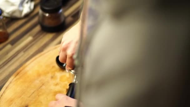 Cantinero Presiona Café Molido Portafilter Con Una Manipulación Imágenes Alta — Vídeos de Stock