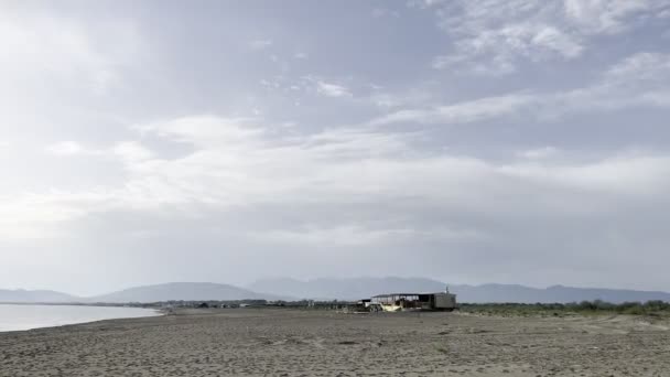 Следы Песчаном Пляже Моря Фоне Гор Высококачественные Кадры — стоковое видео
