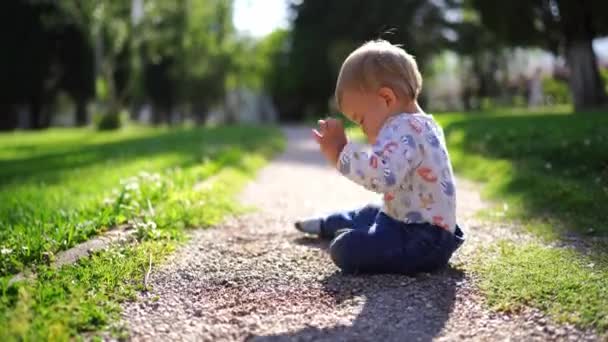 Little Girl Sits Gravel Path Waves Her Arms High Quality — Vídeos de Stock
