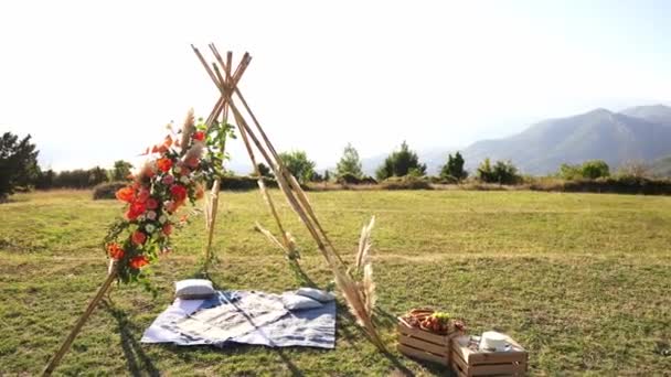 Wedding Arch Form Indian Wigwam Stands Green Meadow High Quality — Wideo stockowe