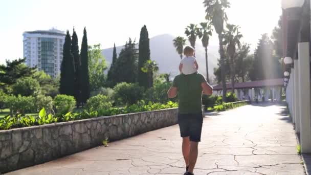 Dad Little Girl His Shoulders Walks Paved Path Green Park — Stock video