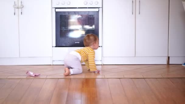 Маленька Дитина Повзає Підлозі Кухні Своєї Матері Стоїть Біля Столу — стокове відео