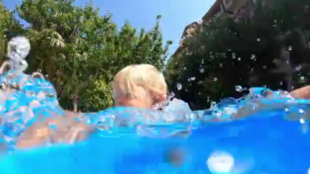 プールで泳いでいる女の子とお父さん 高品質4K映像 — ストック動画