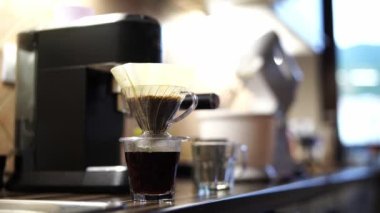 Kahve makinesinden çıkan kahvenin üzerine buhar yükseliyor. Yüksek kalite 4k görüntü