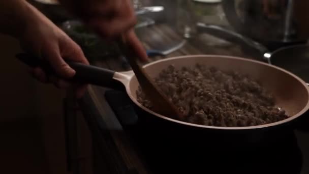 Aşçı Tavadaki Kıymalı Ete Yağ Döker Onu Karıştırır Yüksek Kalite — Stok video