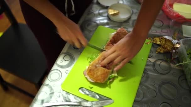 Chef Kok Snijdt Een Grote Sandwich Tweeën Staat Het Punt — Stockvideo