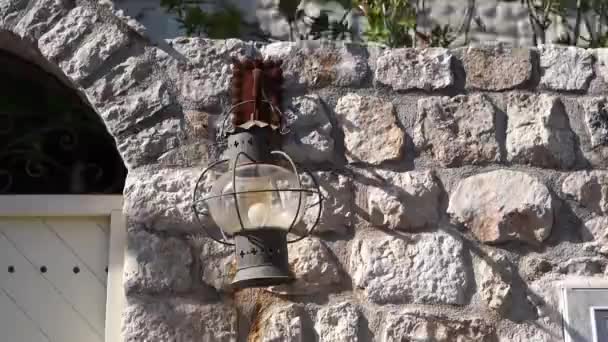 Lanterne Accrochée Crochet Sur Une Vieille Clôture Pierre Près Maison — Video