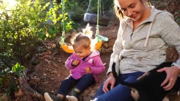 Μαμά Χάιδευε Ένα Κουταβάκι Που Καθόταν Δίπλα Ένα Κοριτσάκι Στο — Αρχείο Βίντεο