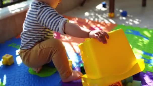 Little Girl Plays Lego Blocks While Sitting Multi Colored Rug — ストック動画