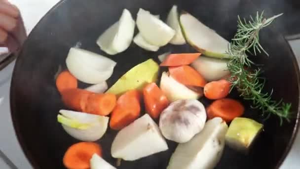 Шеф Повар Собирает Нарезанные Овощи Сковороде Высококачественные Кадры — стоковое видео